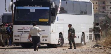 وصول مئات المدنيين والمقاتلين الى الشمال السوري بعد خروجهم من القنيطرة