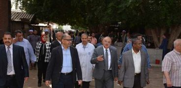 رئيس جامعة أسيوط يتفقد محيط موقع مستشفى الإصابات الجديد