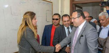  محافظ الإسكندرية يتفقد إنتظام سير العملية الانتخابية بمدرسة الرحامنة بالمعمورة .
