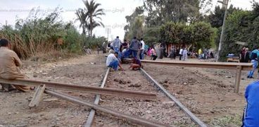 أهالي قرية شنوان بالمنوفية يتجمهرون على شريط السكة الحديد عقب سقوط طالب من القطار