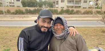 تامر حسني مع مواطن بسيط