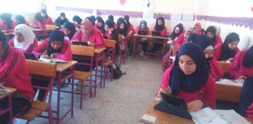 طالبات أولى ثانوى أثناء أداء الامتحان بالتابلت