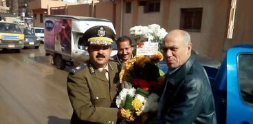 رئيسا المحلة والسنطة يوزعات باقات الورود والزهور على أفراد الشرطة