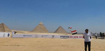 ختام فعاليات العرض الجوي بقفزة للمظلات بأعلام مصر وكوريا (صور)