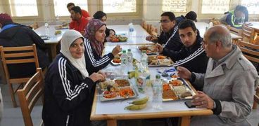 رئيس جامعة كفر الشيخ يتناول الطعام مع شباب الجامعات