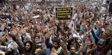 جانب من مظاهرات الجماعة المطالبة بطرد السفير الفرنسي قبل الاتفاق مع السلطات الباكستانية على إنهائها
