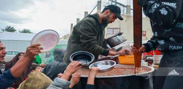 تزاحم أهل غزة في المخيمات من أجل الحصول على الطعام