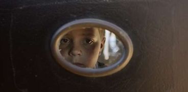 مشهد من فيلم "طفل فيلا"