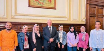 الطلاب أصحاب مشروع «أبو قردان» مع الدكتور السيد القصير وزير الزراعة واستصلاح الأراضي