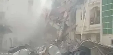 مشهد من سقوط المبني