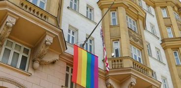 رفع علم المثليين على السفارة الأمريكية