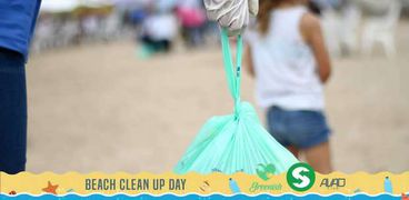 بعد ما الموسم خلص .. تنظيف شواطئ الإسكندرية من البلاستيك لحماية البيئة