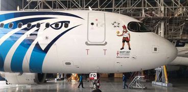 طائرة مصر للطیران تتزين بتميمة البطولة خلال إستقبالها للمنتخبات العالمية