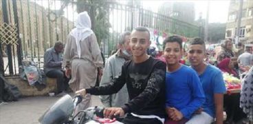 3 شباب في مهمة خاصة جدا: توزيع لحمة ورز على مريدي «السيدة»