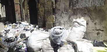 القمامة تحاصر آثار «الغورية»