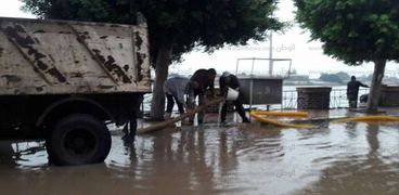بالصور| الحماية المدنية بكفر الشيخ تشارك في رفع مياه الأمطار من شوارع "فوة"