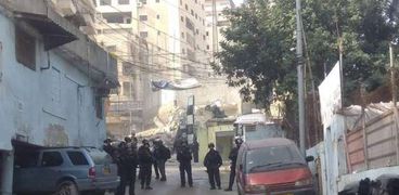 بالصور| قوات الاحتلال تهدم محالا تجارية في مخيم "شعفاط" بالقدس