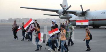 مصريون عائدون من السودان إلى قاعدة شرق القاهرة الجوية