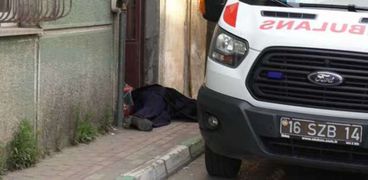 مسن تركي يقع ضحية لمشاجرة مسلحة أثناء عبوره الطريق