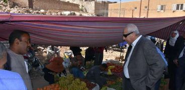 محافظ أسوان يتفقد السوق الأسبوعي لخور أبو سبيرة