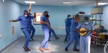 أطباء يثيرون ضجة على السوشيال ميديا بالرقص داخل مستشفى عزل
