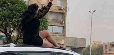 الفتاة الراقصة في شارع صلاح سالم