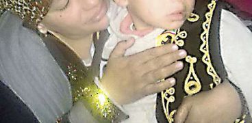 «أم عبدالله» تحتضن طفلها بعد عامين من الغياب