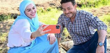 أحمد زاهر وهنادي مهنا في مسلسل «كدبة كبيرة»