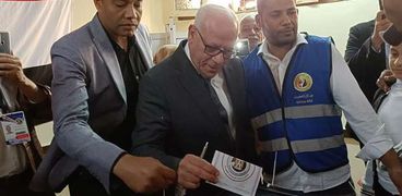 محافظ بورسعيد يدلي بصوته في الانتخابات الرئاسية