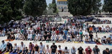 آلاف الفلسطينيين يؤدون صلاة الجمعة الثانية في رمضان بالأقصى رغم المنع