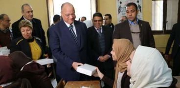 محافظ القاهرة خلال تسليم «التابلت» لإحدى الطالبات