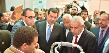 وزير الصناعة ومحافظ اسيوط يتفقدان بعض المشروعات بمنطقة عرب العوامر الصناعية
