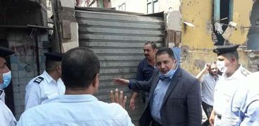 نائب محافظ القاهرة يتابع أعمال الإزالة ونقل السكان