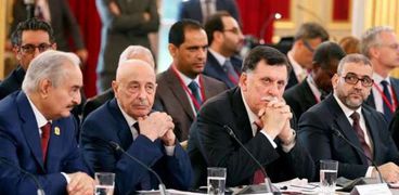 المشير حفتر وفايز السراج خلال حضور مؤتمر «باليرمو» حول ليبيا