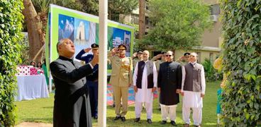 سفير باكستان وطاقم السفارة خلال الاحتفال بالعيد الوطني