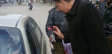 نائب مدير أمن البحيرة يوزع الورود على المواطنين