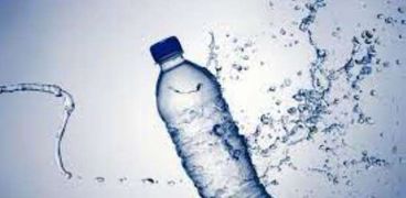 زجاجة مياه بلاستيكية