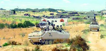 قوات الجيش تواصل مطاردة الإرهابيين فى سيناء «صورة أرشيفية»