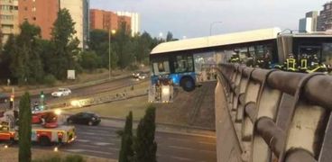 حافلة تتدلى من حافة جسر في حادثة غريبة بمدريد