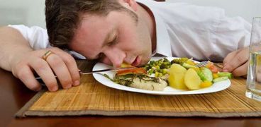 تحذير من النوم بعد تناول الطعام مباشرة - صورة تعبيرية
