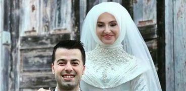 العروسان التركيان سلمان باجيشلار، وزوجته مهريبان