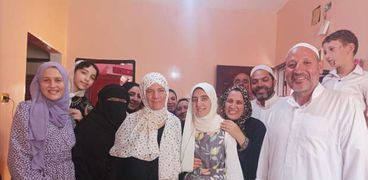 فرحة أسرة العاشرة علي الجمهورية في الثانوية الأزهرية بالدقهلية