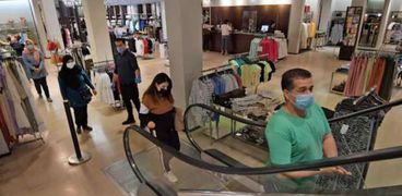 انخفاض التسوق بالمتاجر في يوم الجمعة السوداء وسط جائحة كوفيد-19