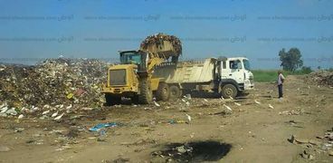 حملة مكبرة لرفع القمامة بمركز فاقوس في الشرقية