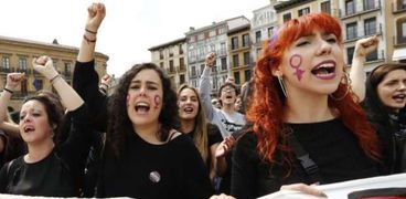 جانب من المتظاهرين في إسبانيا بعد تخفيف عقوبة متهمين بالاغتصاب الجماعي