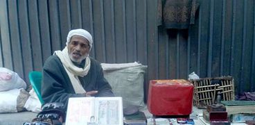 "رمضان" أقدم بائع عملات بالإسكندرية يوحد بلدان العالم على الرصيف من 10: 300 جنيها