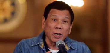 بالفيديو| صرصار يتسلق كتف رئيس الفلبين أثناء إلقاءه كلمة انتخابية