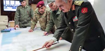 خليفة حفتر القائد العام للجيش الليبي يتابع العمليات .. صورة أرشيفية