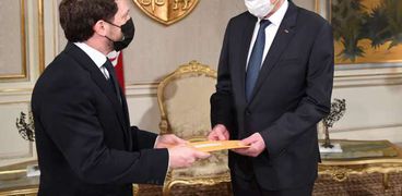 الرئيس التونسي قيس سعيد خلال تسلمه رسالة الرئيس الأمريكي جو بايدن
