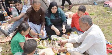 أسرة مصرية تحتفل بعيد شم النسيم